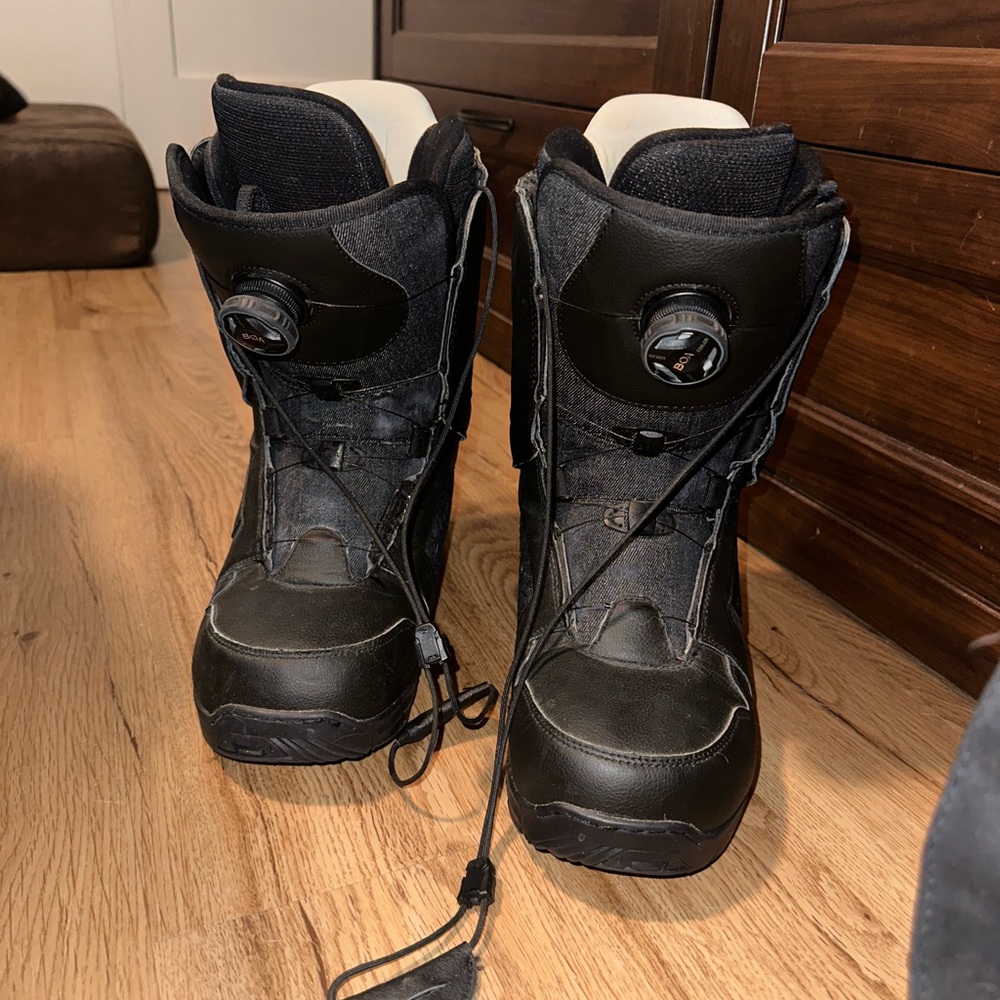 Women’s snowboarding boots! Good condition!